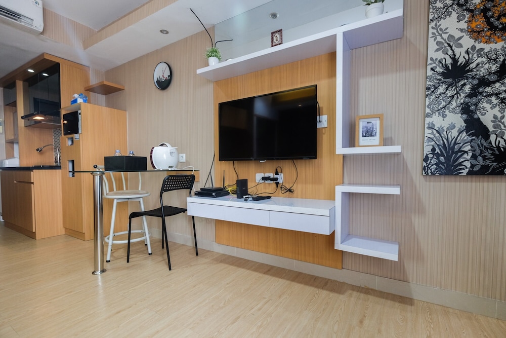 Elegant Studio The Hive Tamansari Apartment view 3