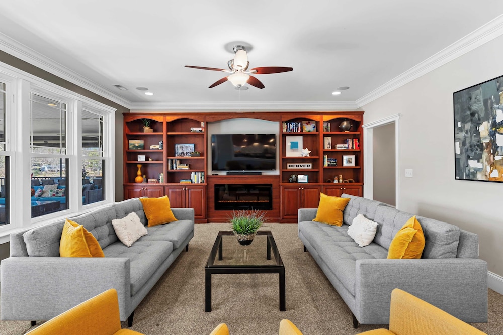 Luxury Lakefront Stay Private Dock, Indoor/outdoor Pool The Retreat