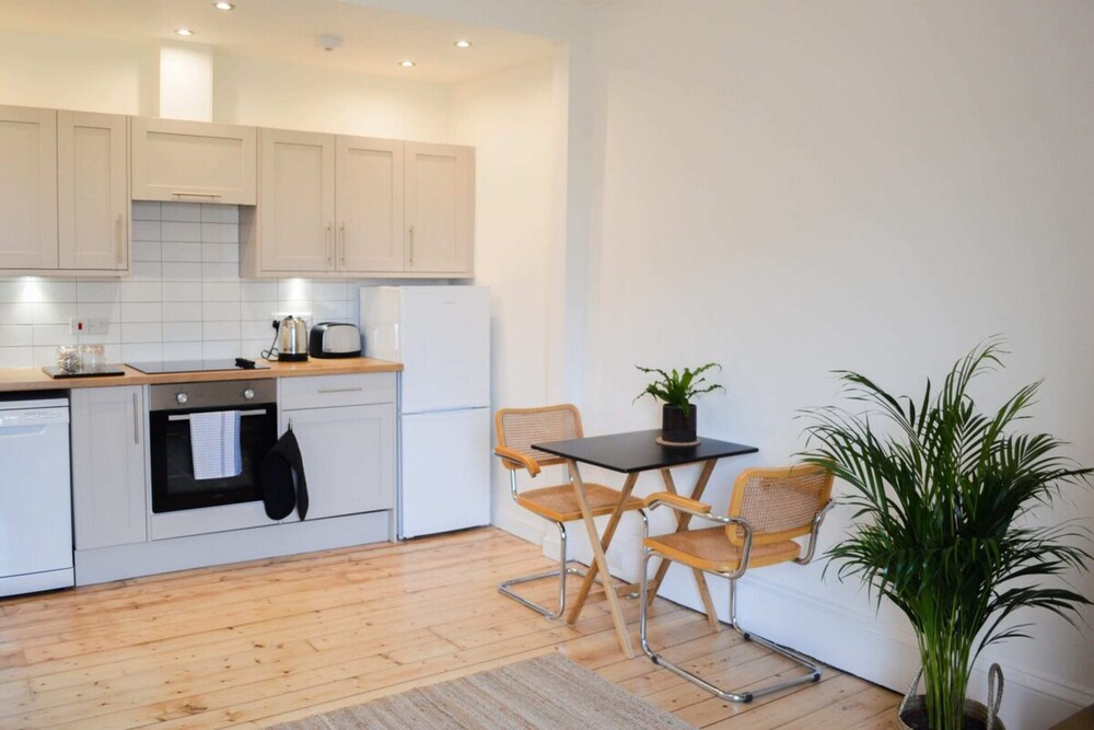 Modern 1 Bedroom Flat In the Heart of Edinburgh view 5