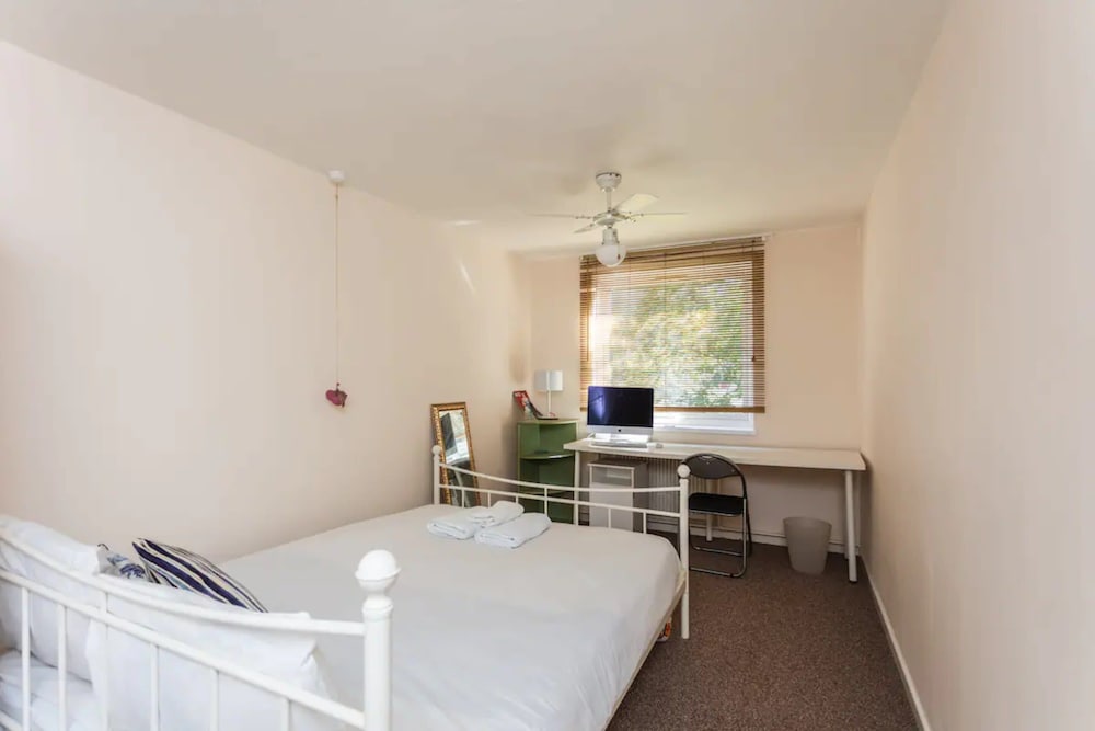 Homely 2 Bedroom House in Kennington With Garden