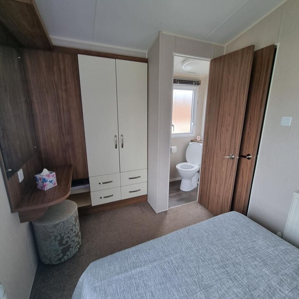 Immaculate 8-bed Cabin in Tattershall Lake view 4