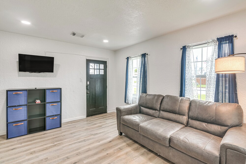 < 1 Mi to Beaches: Galveston Retreat w/ Patio!