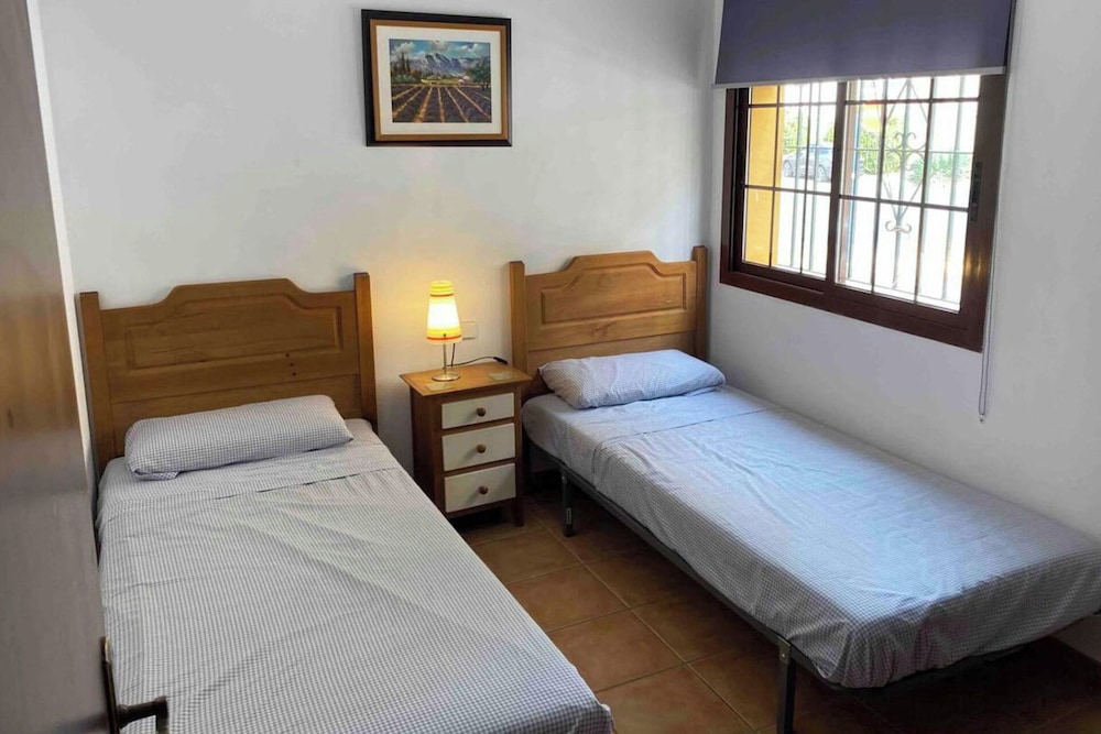 3 Bed Apartment Sleeps 6 With Shared Pool