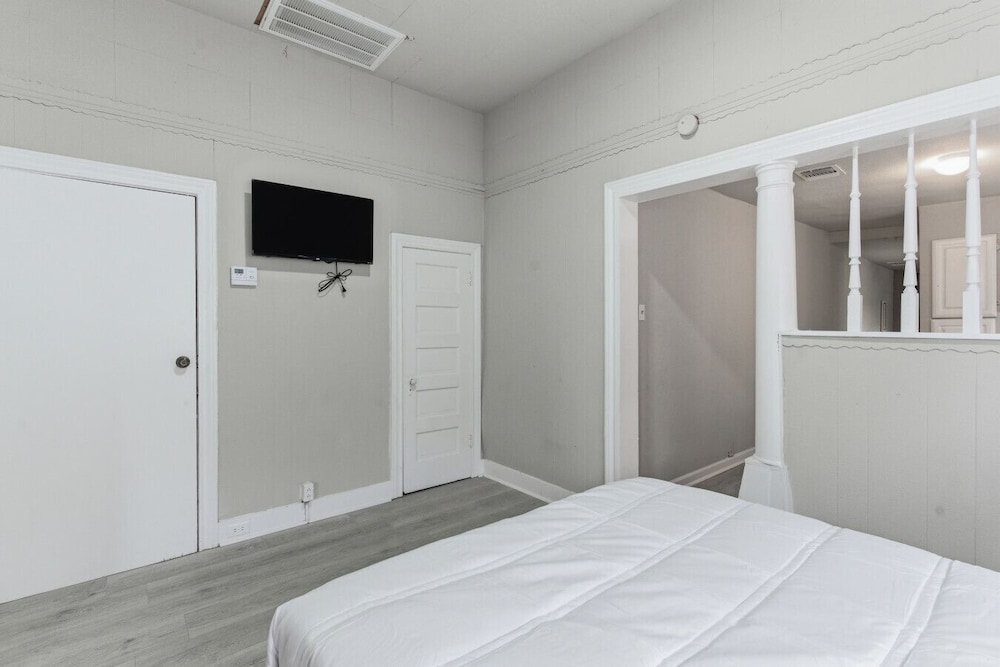 Spacious 2BR Duplex Near Downtown San Antonio