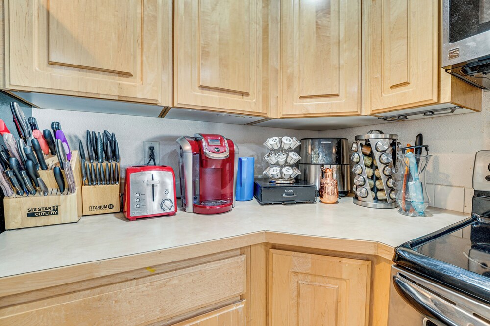 1 Mi to Moses Lake: Home w/ Private Yard & Hot Tub