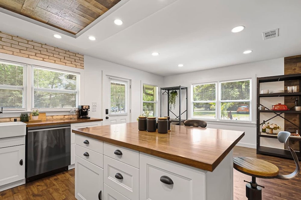 Beautiful Kitchen BBQ Outdoor Dining Big Yard