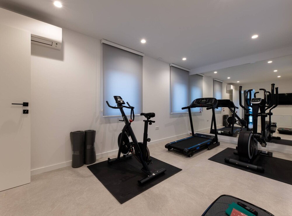 Moonlit Mirage Villa With Pool, Gym and Sauna