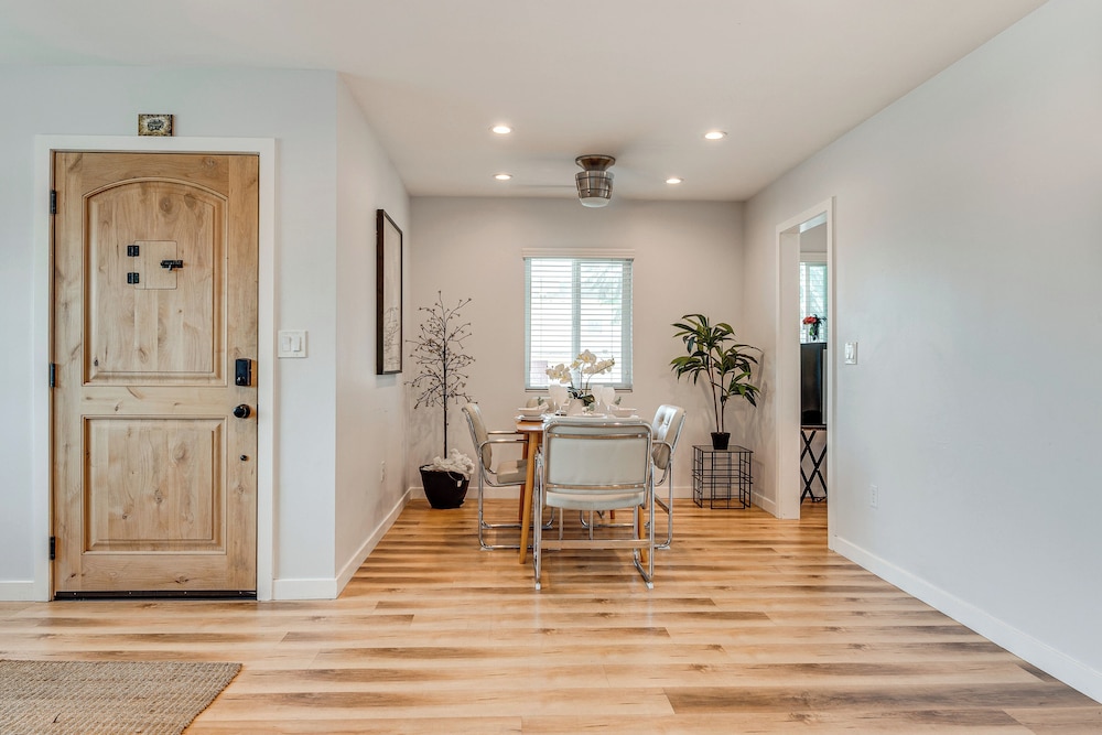 4 Mi to Sofi Stadium, Fenced Yard: Modern Retreat!