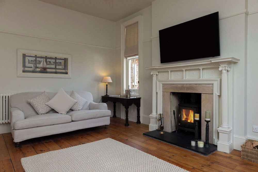 House Annexe Sleeps 18 Heated Pool