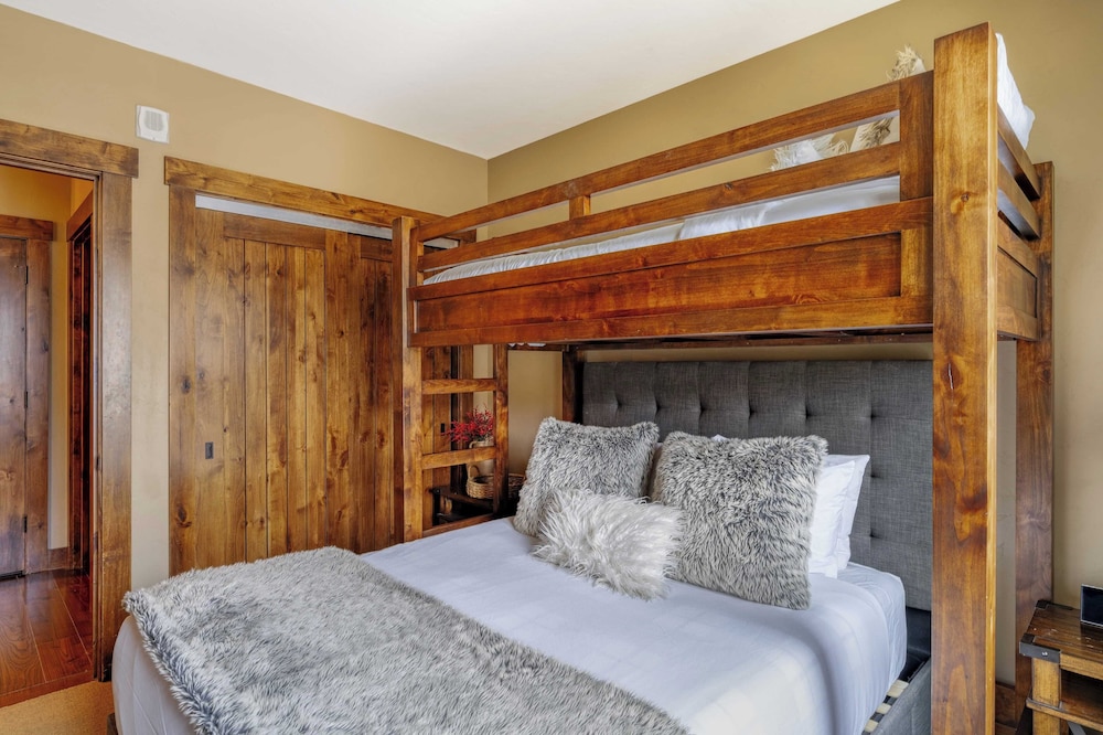 Steps to Lifts, Peak 9, Main Street Balcony, Lounge Pool Water House 5204