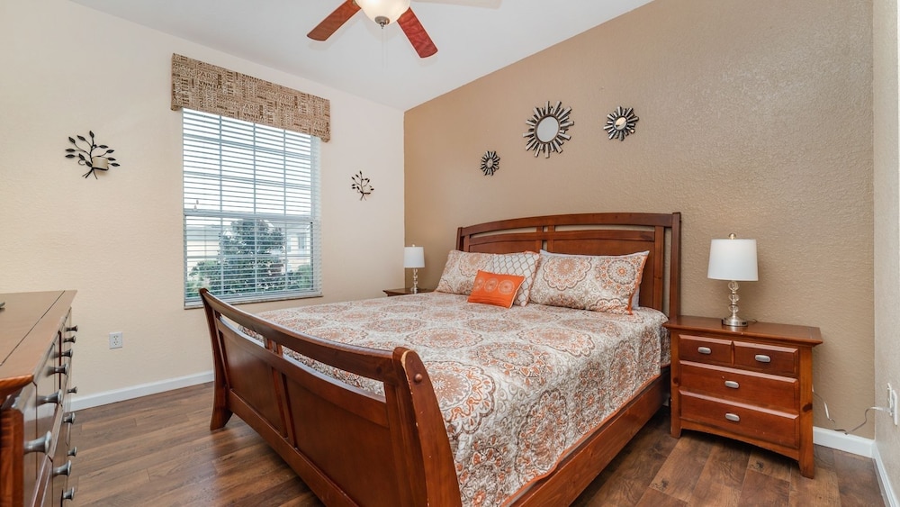 2 Massive Water Slides / Movie Theater / Fitness Center / Giant Kid's Splash Pad / Near To Disney 3 Bedroom Apts
