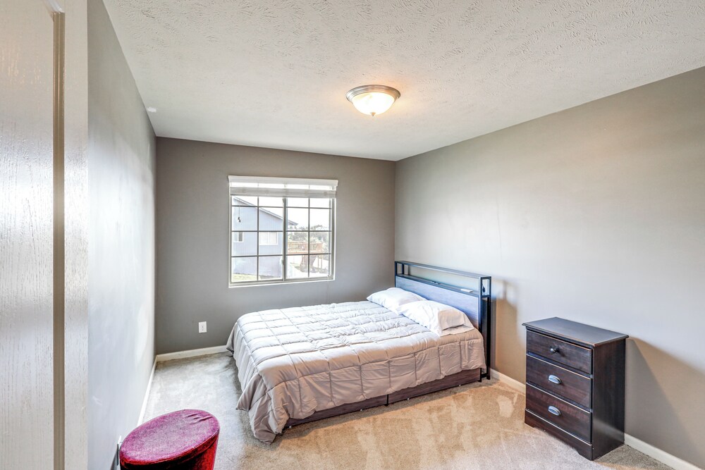 4 Mi to Offutt AFB - Family Home in Omaha Suburbs!