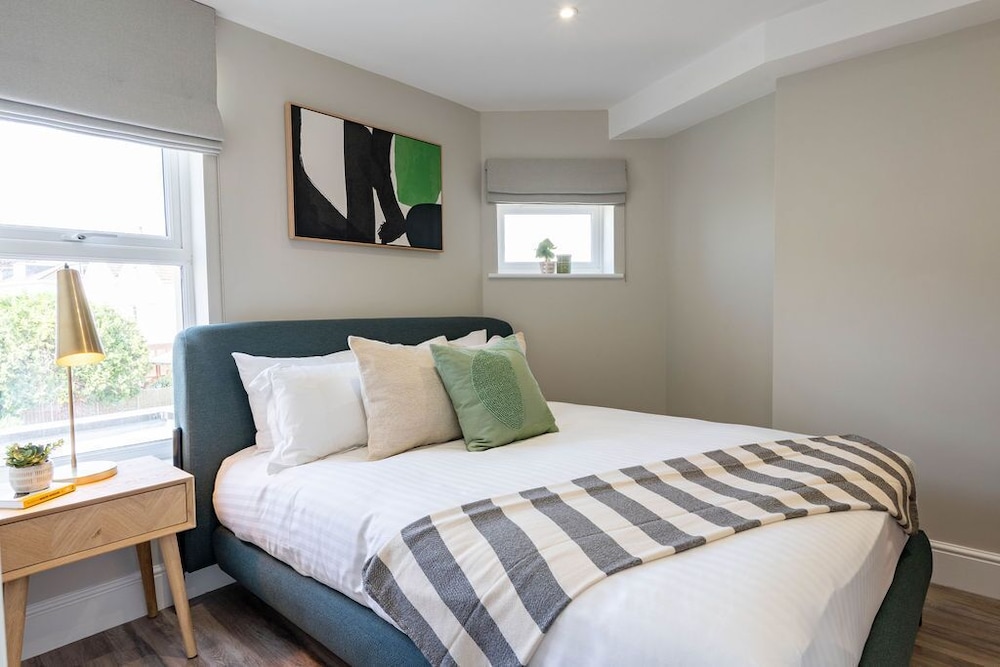 YourApartment - Wellington Place view 2