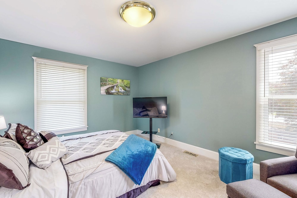 Waterfront Allergy-free 4br, Dock & Home Theater