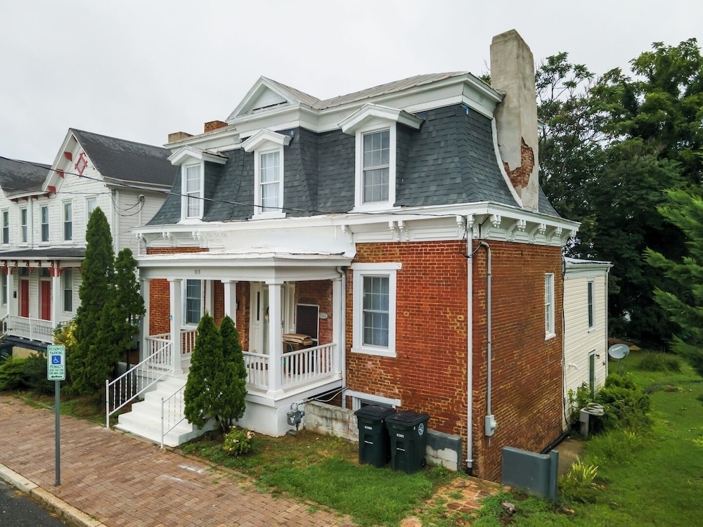 Central 4BR Historic Gem Near Colleges