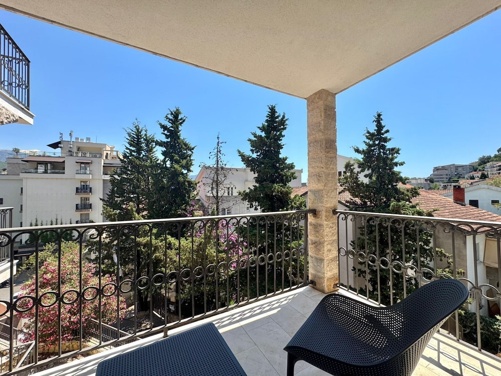 Sunny Bay Apartments