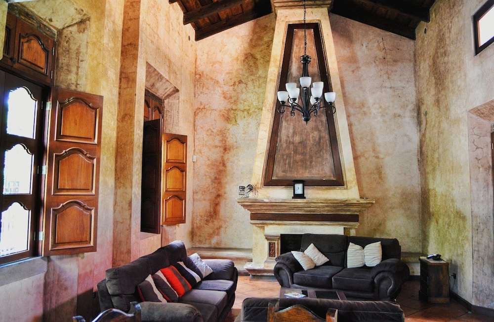 La Casa De La Alameda