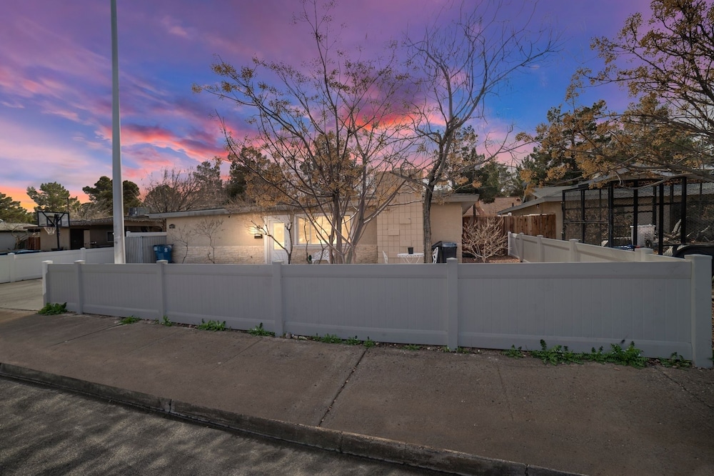 Vibrant In Vegas - 4 Bd With Shimmering Pool! 4 Bedroom Home by RedAwning - Image 4