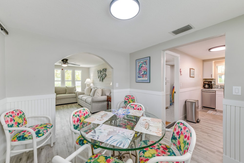 2 Blocks to Beach: Tropical Retreat in Anna Maria