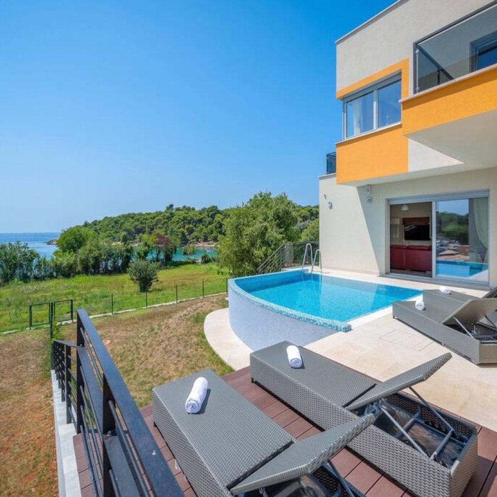 Villa Cedar - Fully Equipped Villa With 4 big Rooms for 8 Guests and a Seaview