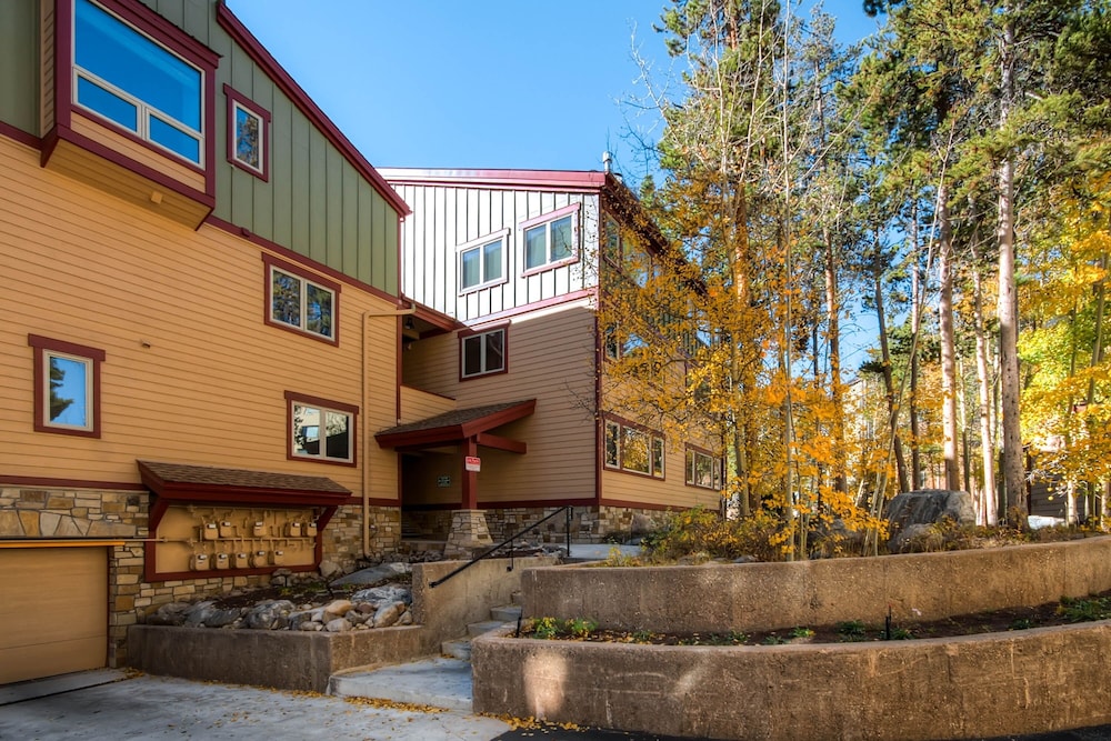 Snodallion 25 - Walk to Slopes/Walk to Town by RedAwning