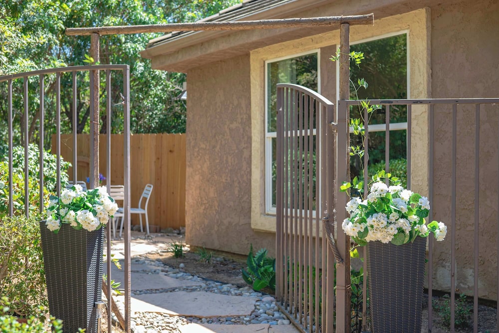 Tranquil Nature Retreat Private Patio & Cozy Charm