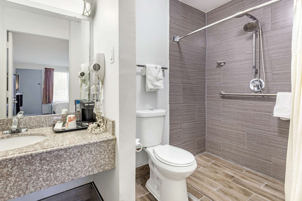 Gainesville Vacations - Suburban Studios Gainesville - Property Image 12