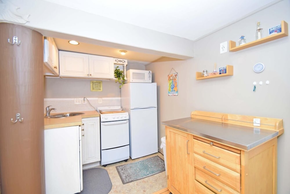 Pine Court 11 Apts by RedAwning view 2