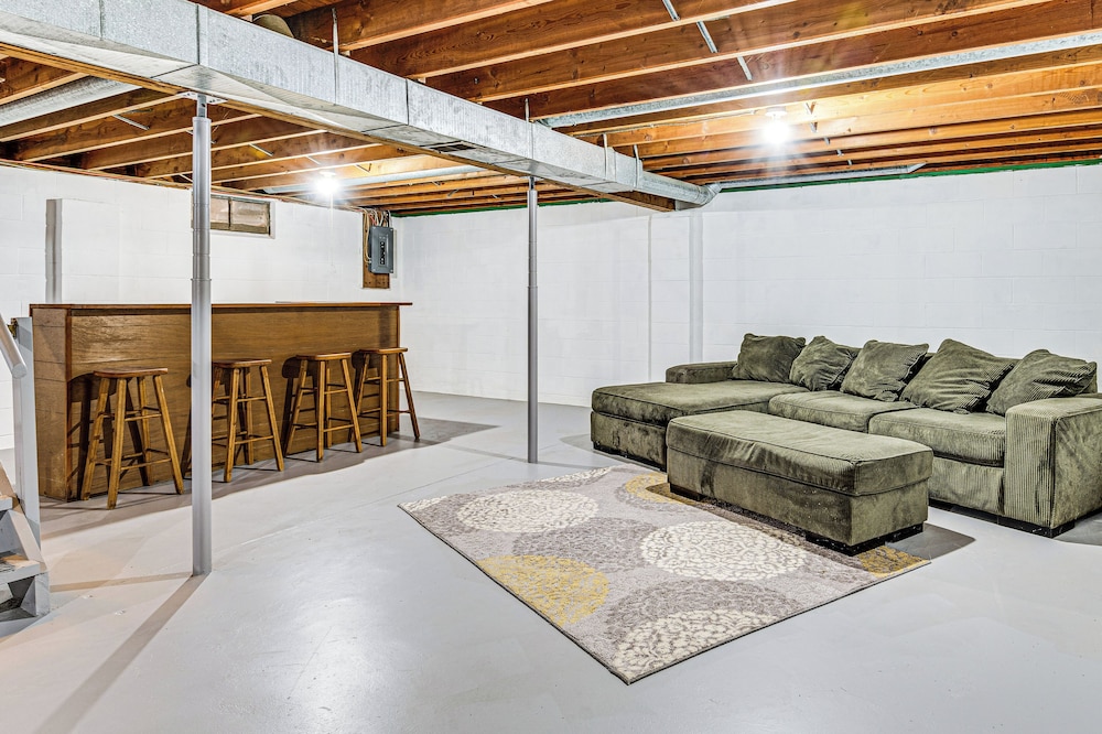 2 Mi to Downtown Logansport: Quiet Home w/ Grill