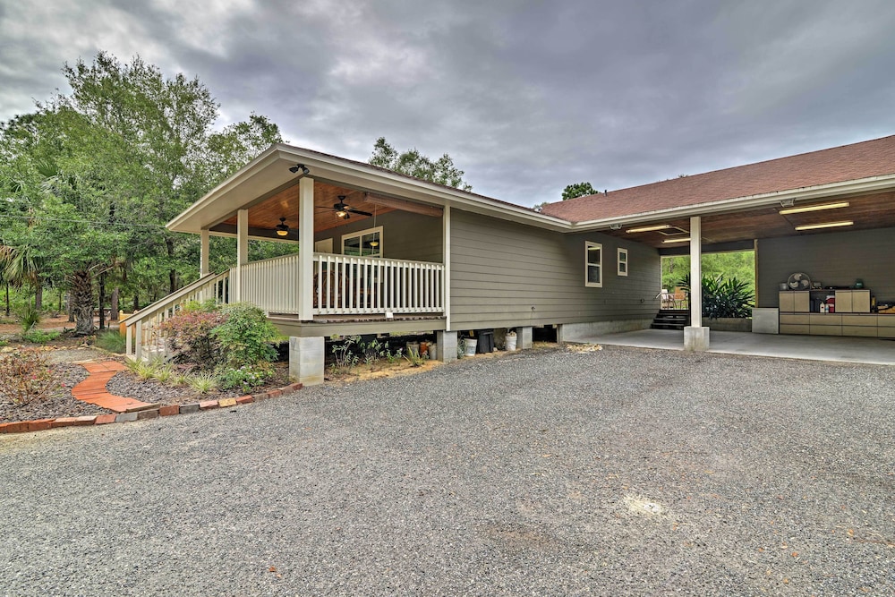 Crystal River Cottage on 1 Acre w/ Deck & Porch! view 2