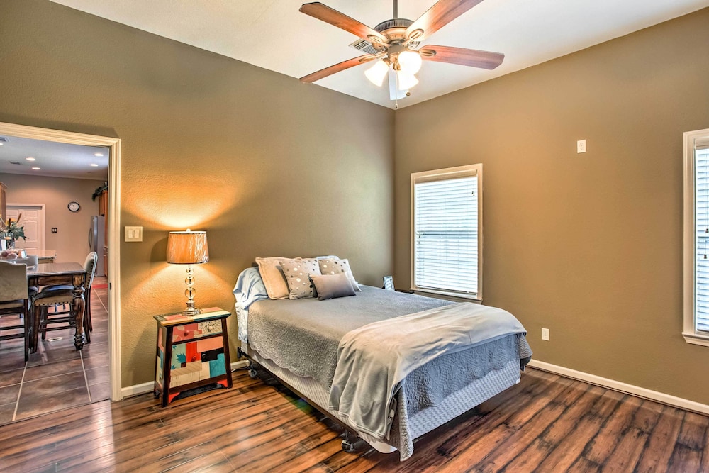 Marshall Vacations - Texas Vacation Rental w/ Fireplace, Near Lakes - Property Image 5