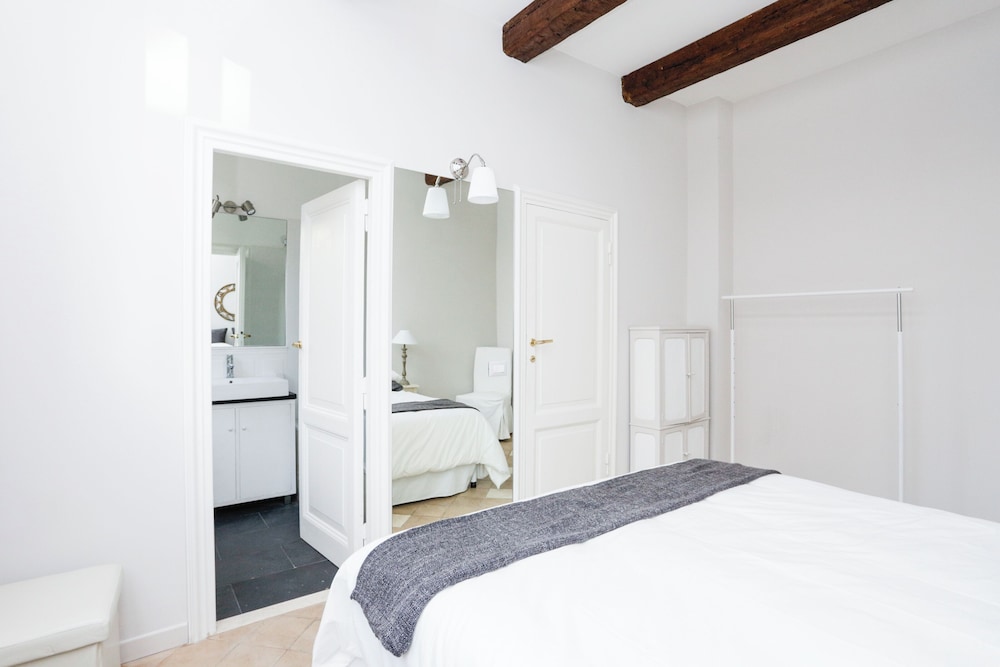 Spanish Steps Apartments