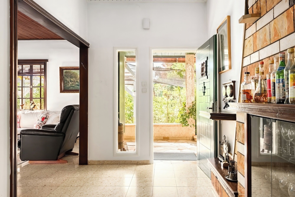 Relax in a Garden Oasis by Sea N' Rent
