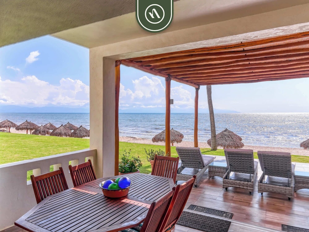 Oceanview 4 BR Condo - Pool - Beach - Terrace