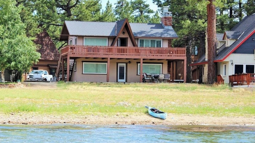 Lakefront Amazing Views - Modern B