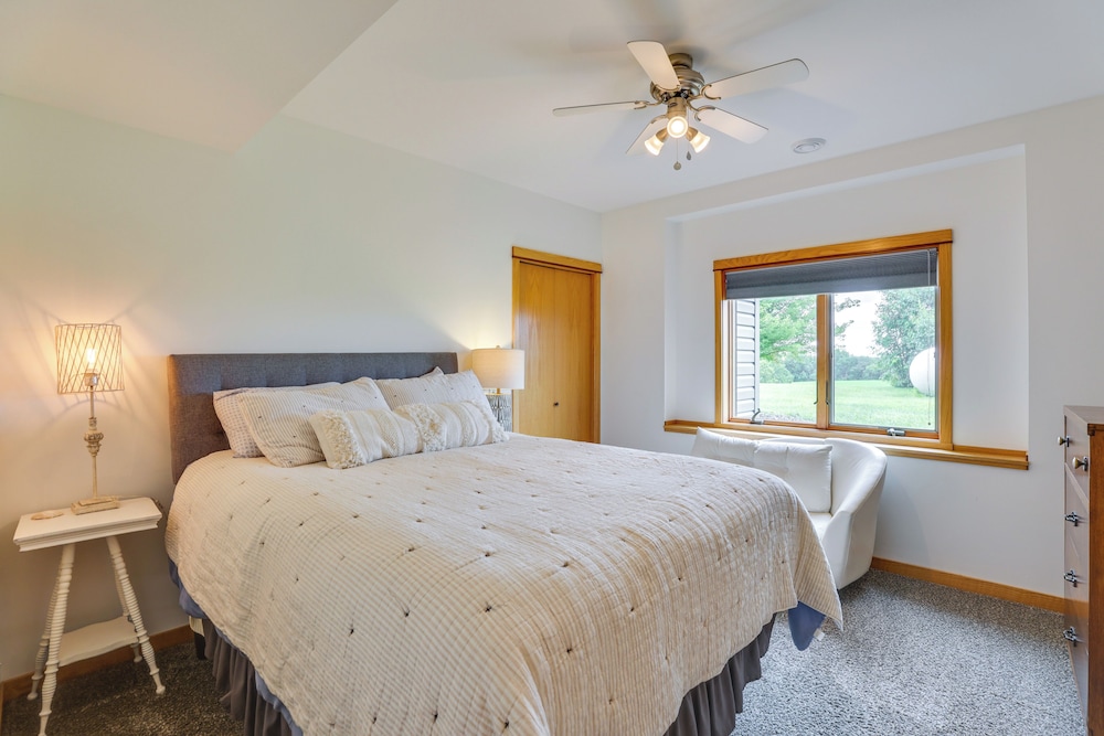 Outdoor Oasis: Luxe Flat in Mt Horeb!