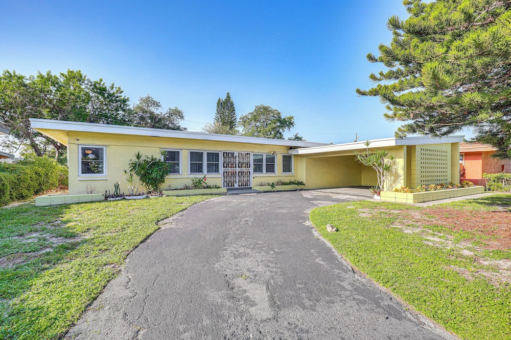 3 Mi to Hard Rock Stadium: Cozy Home w/ Patio