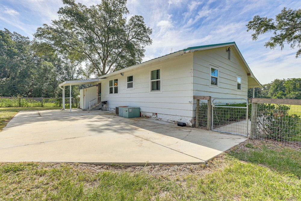 16 Mi to Wec: Horse-friendly Home on 5 Acres!