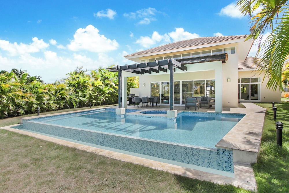 Golf Villa in Bavaro - Pool, Jacuzzi, Staff