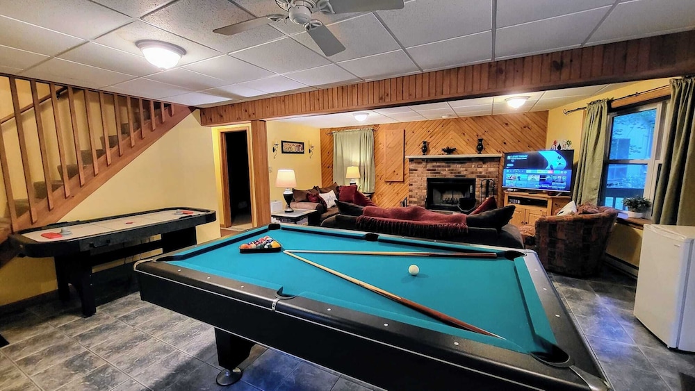 The Bear Foot Lodge by Avantstay Game Room, Deck, Beach/lake Access