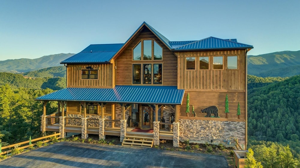 Bear Hugs - 5 Bedrooms, 5.5 Baths, Sleeps 20 5 Cabin by RedAwning view 5