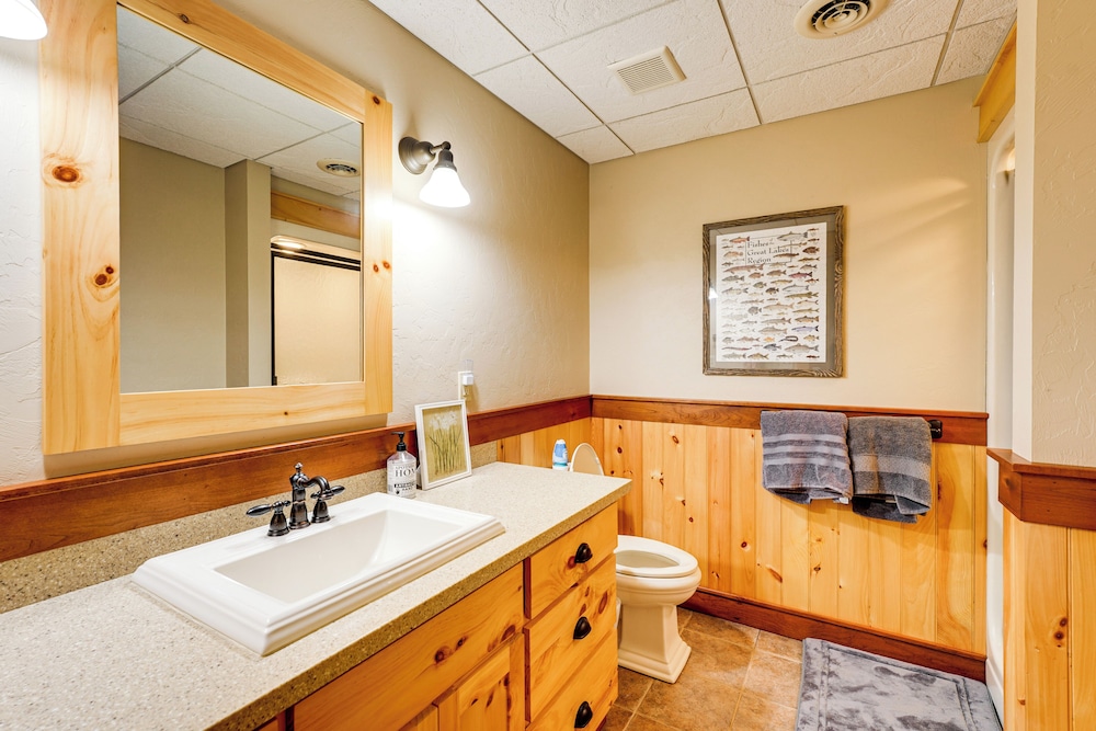 Hamlin Lake Retreat: Spacious Stay for Groups!