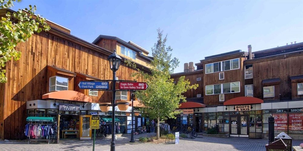 Cozy 2BR Ski-in/out Condo in Lionshead Village at Eagle Bahn Gondola