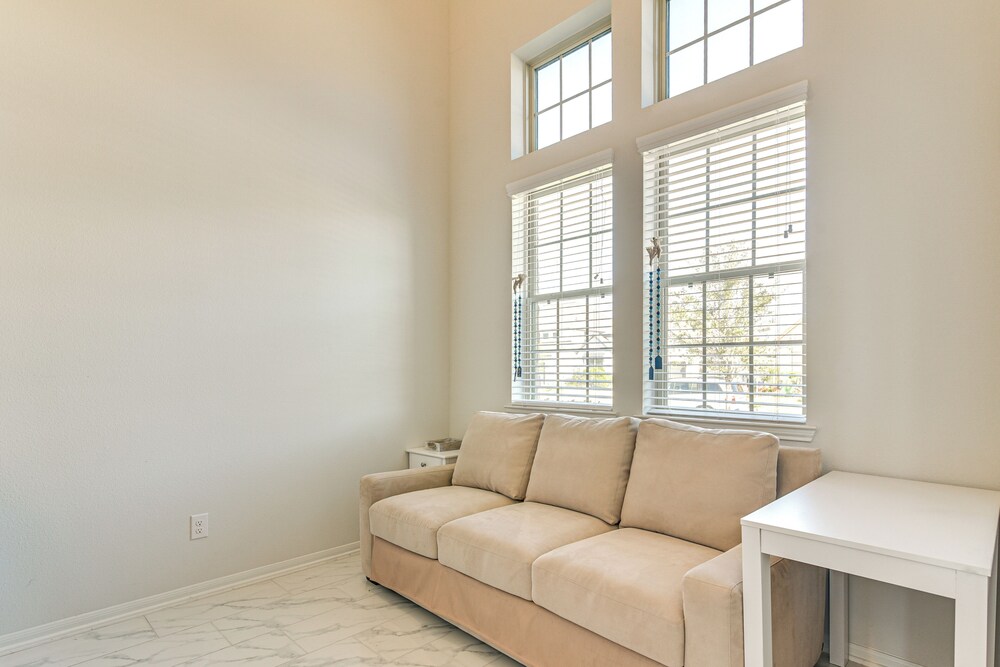 Games, Films & Outdoor Fun: Luxe Home in La Marque