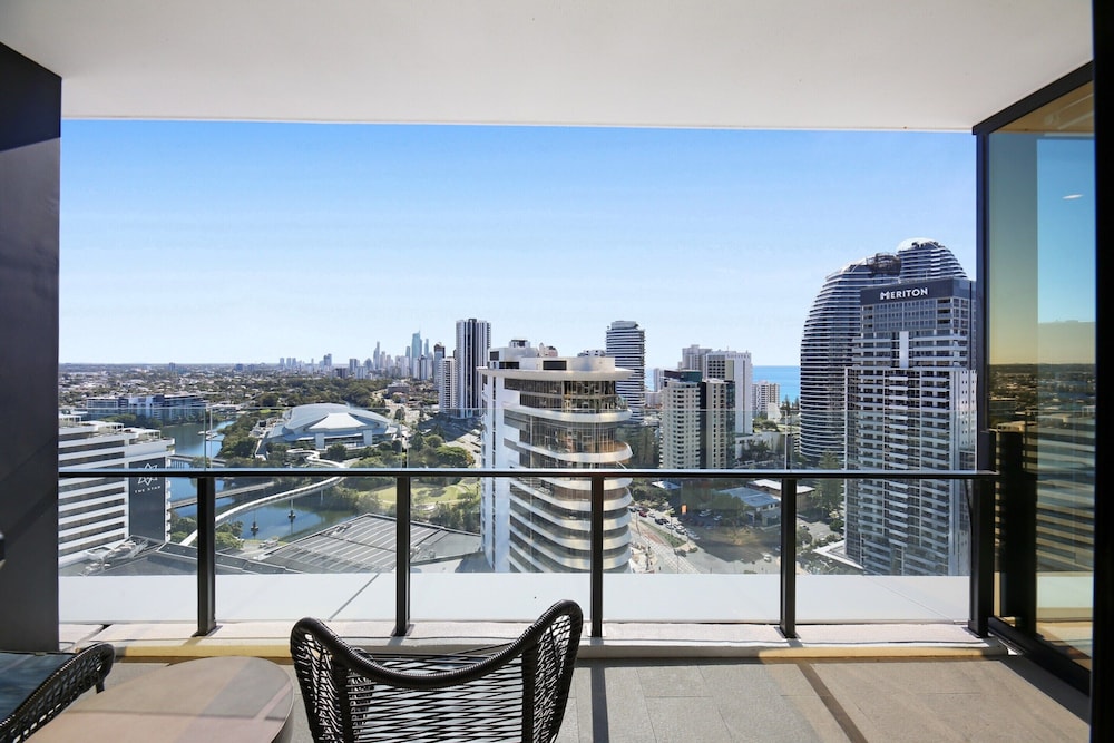 Elegant 2-bed Broadbeach Hotel With Ocean View