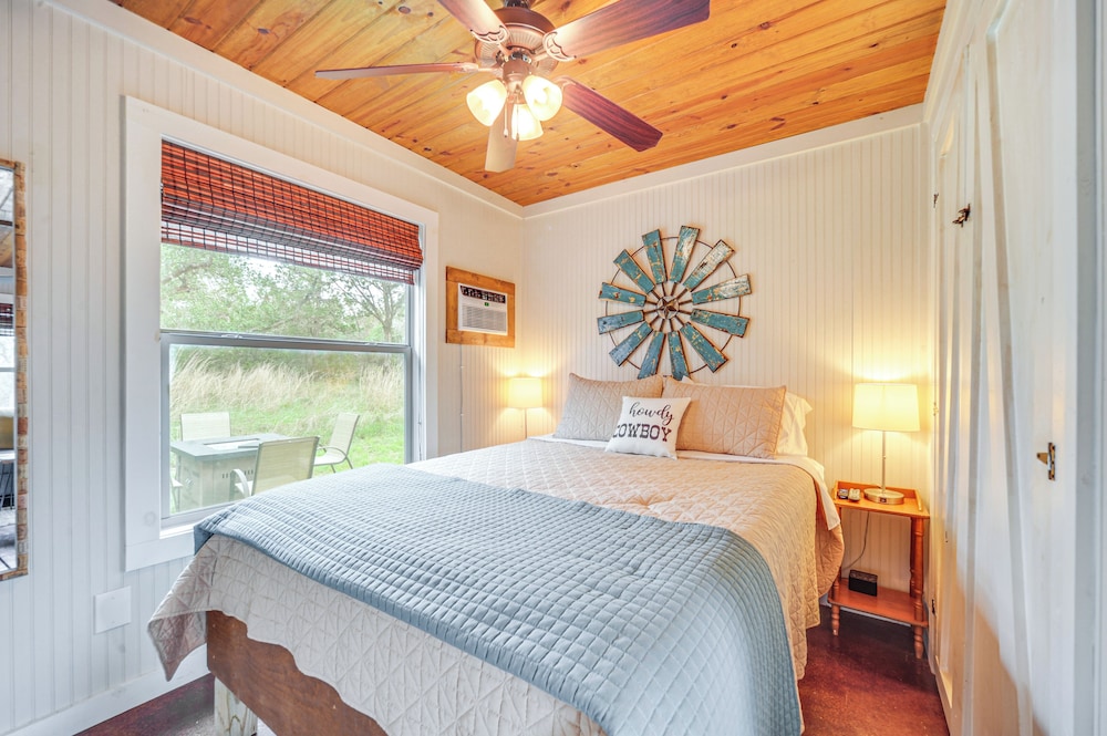 8 Mi to Dtwn Wimberley: Cabin Retreat on 5 Acres!