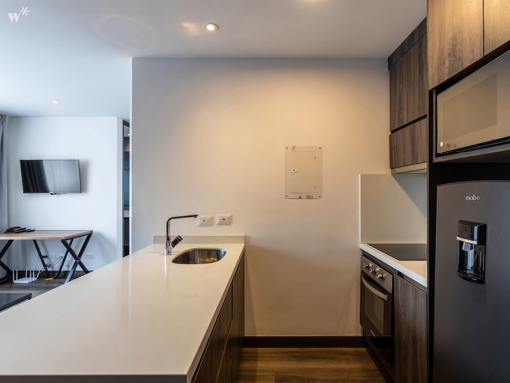 w Modern 2BR in Luxury Building in Chico