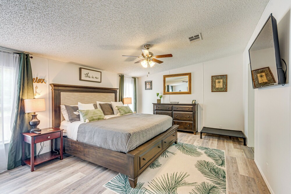 Home Near Navarre & Pensacola Beaches!