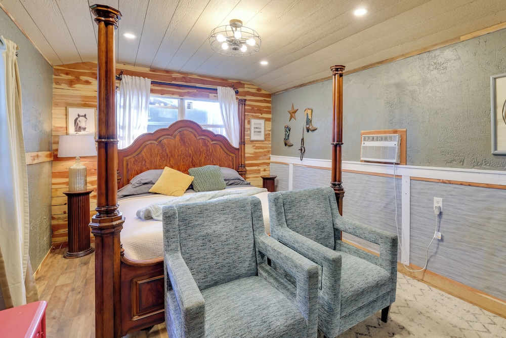 Walk to Grand Lake: Pet-friendly Grove Getaway!
