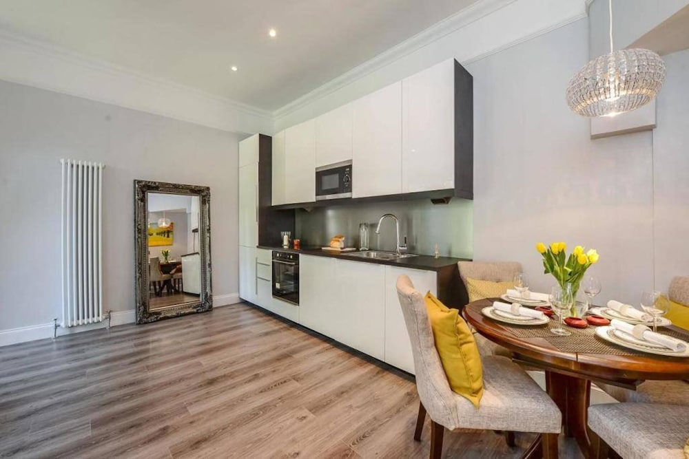 Elegant Ealing Apartment Retreat